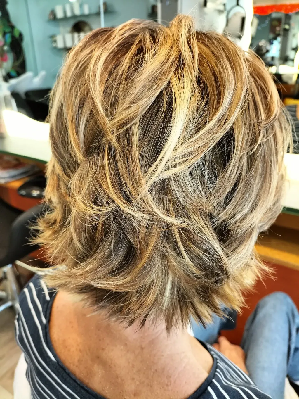Balayage blond doré sur carré court dégradé, réalisé au Salon de Muriel à Bordeaux