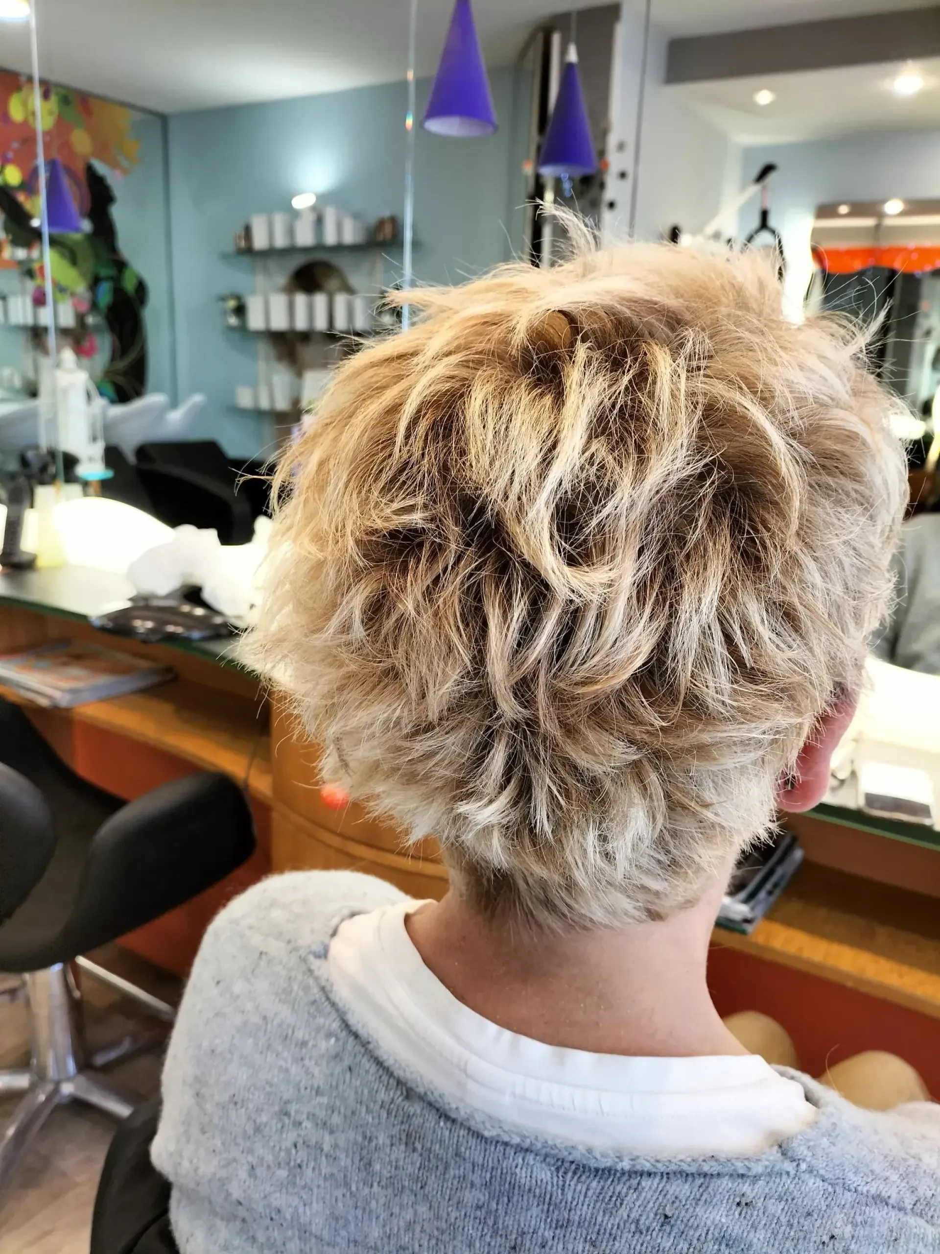Coupe courte pixie avec balayage blond cendré texturé, réalisée au Salon de Muriel à Bordeaux