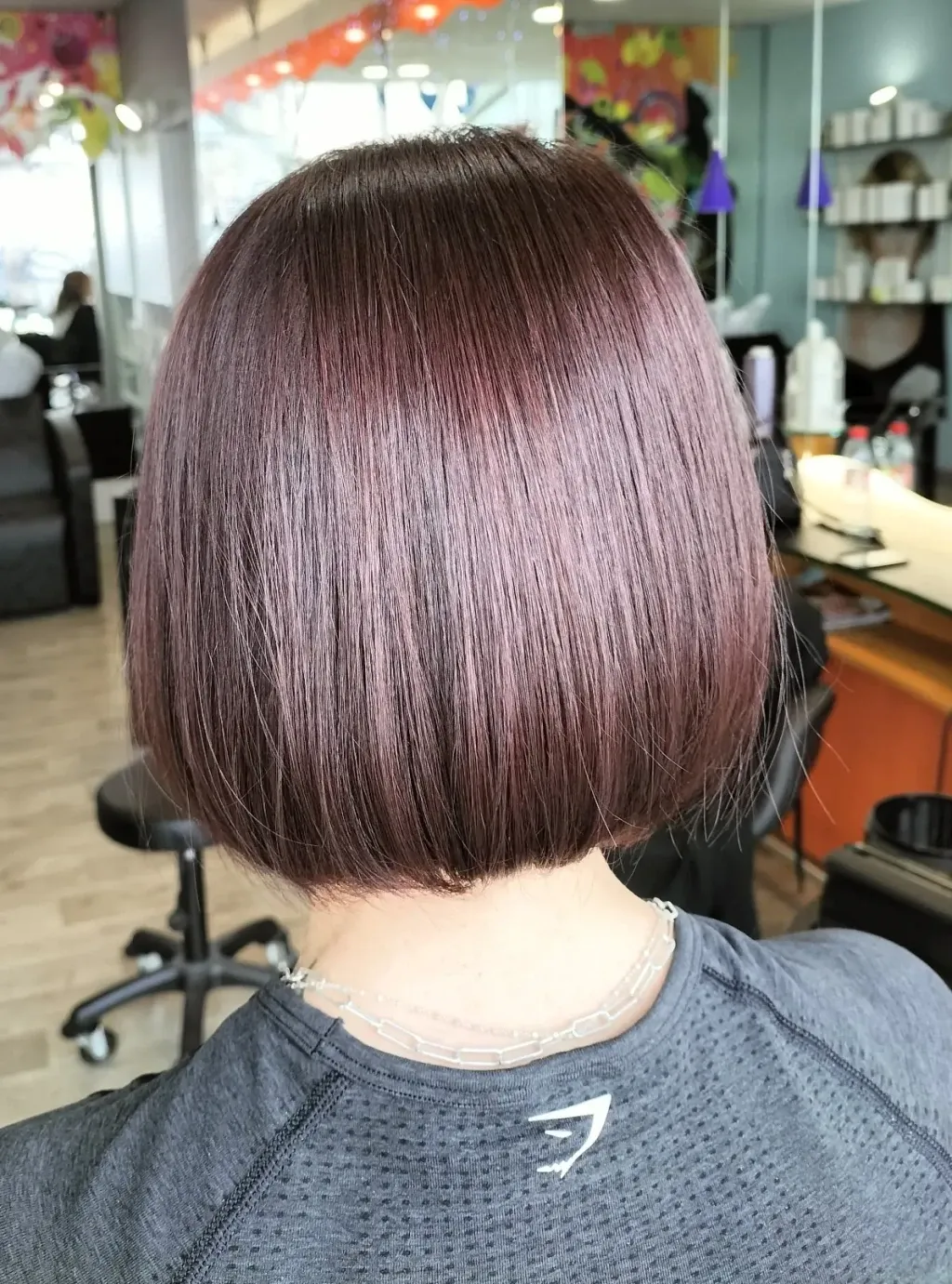 Carré court lisse teinte prune intense, coloration végétale réalisée au Salon de Muriel à Bordeaux