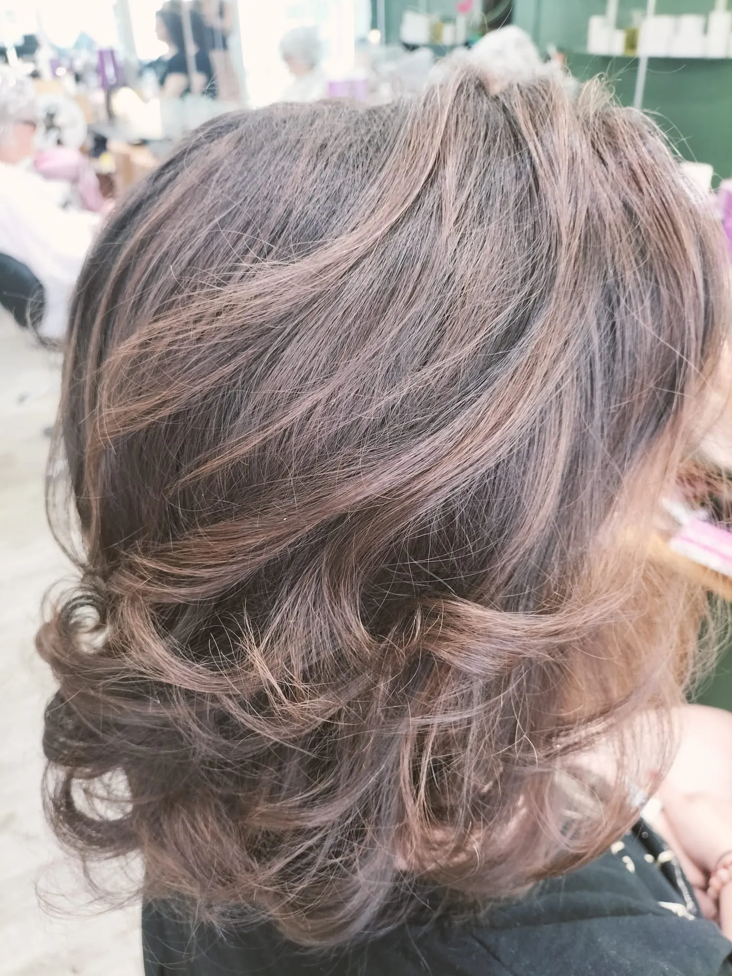 Balayage doré suivi d'une couleur aux plantes marron cacao, réalisé au Salon de Muriel à Bordeaux