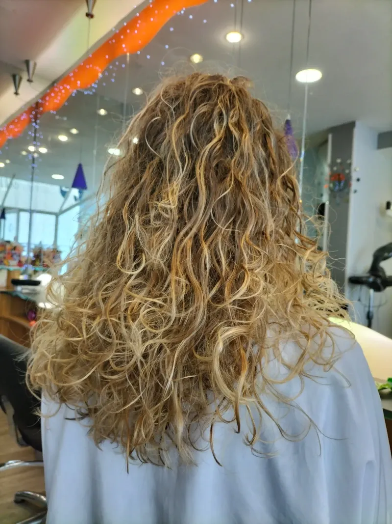 Cheveux bouclés naturels volumineux réalisés au Salon de Muriel à Bordeaux