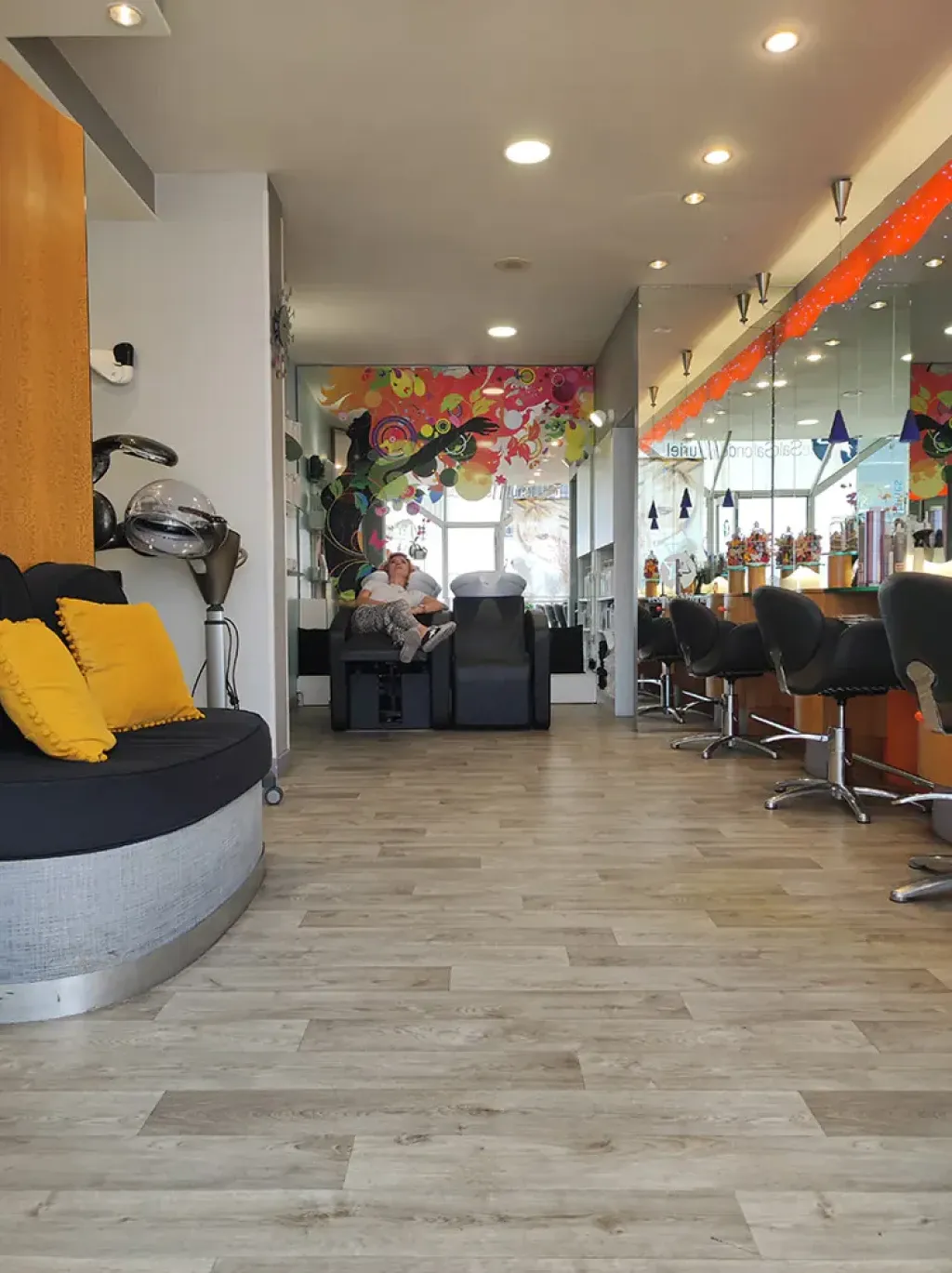 Intérieur du Salon de Muriel à Bordeaux, spécialisé en soins capillaires naturels