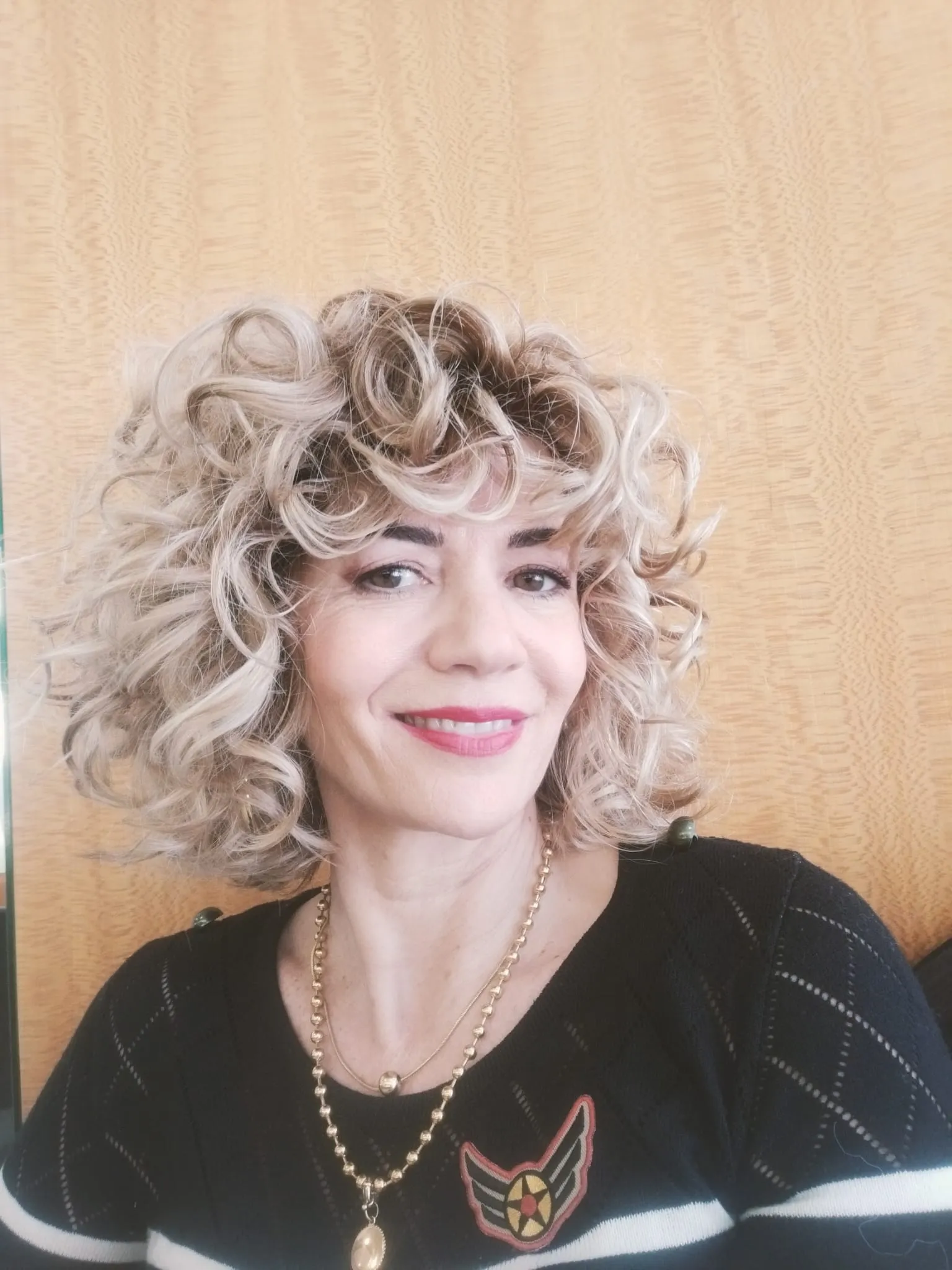 Muriel Pesenti, coiffeuse visagiste fondatrice du Salon de Muriel à Bordeaux, avec un carré bouclé volumineux blond cendré