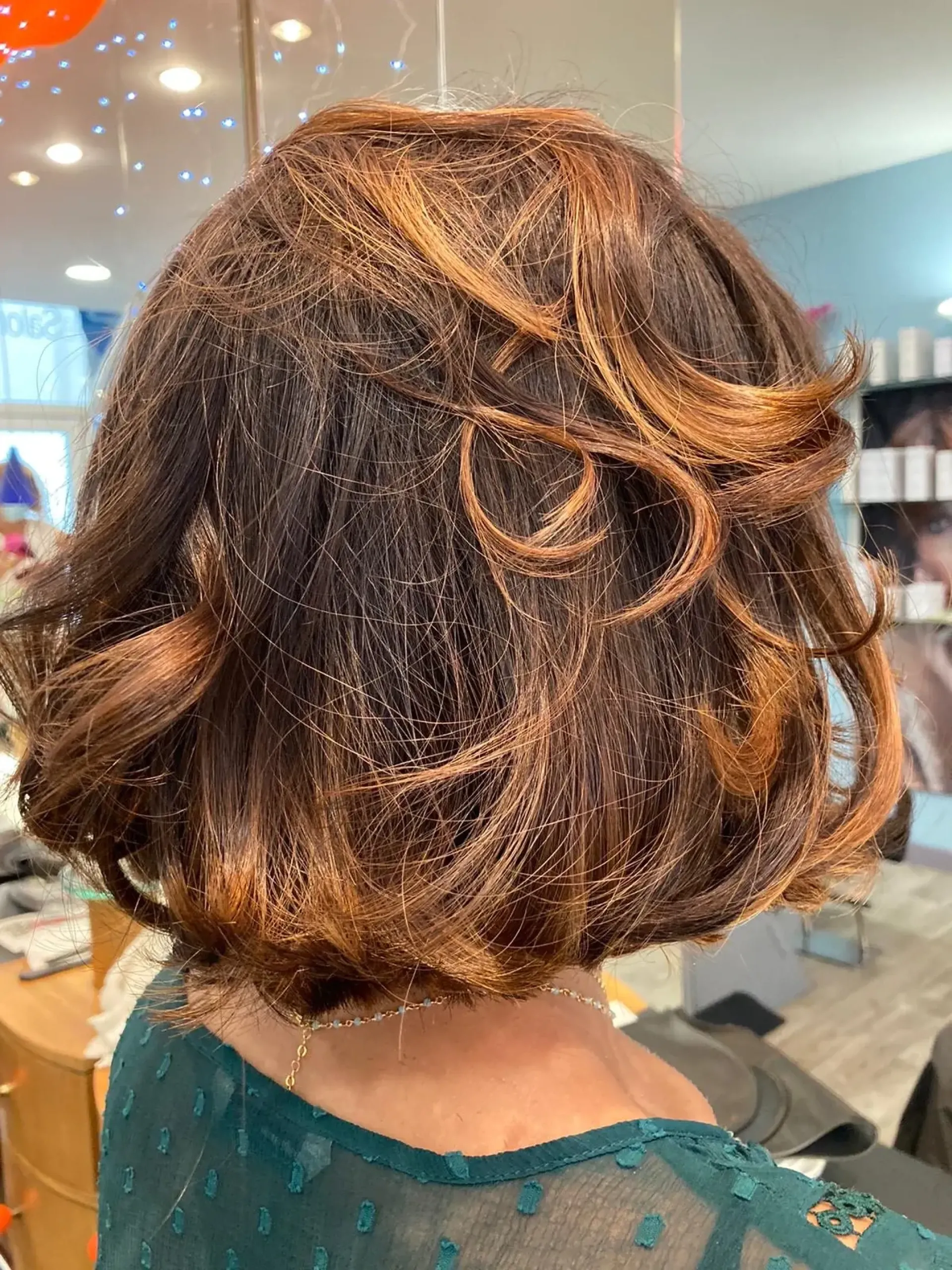 Ombré cuivré réalisé sur carré mi-long ondulé au Salon de Muriel à Bordeaux